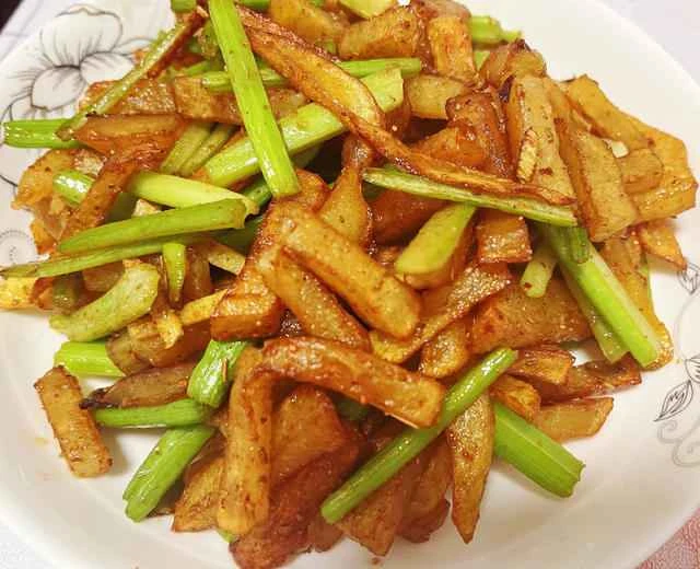 A recipe for stir-fried celery and potato strips that's just as good as what you'd find in a restaurant.