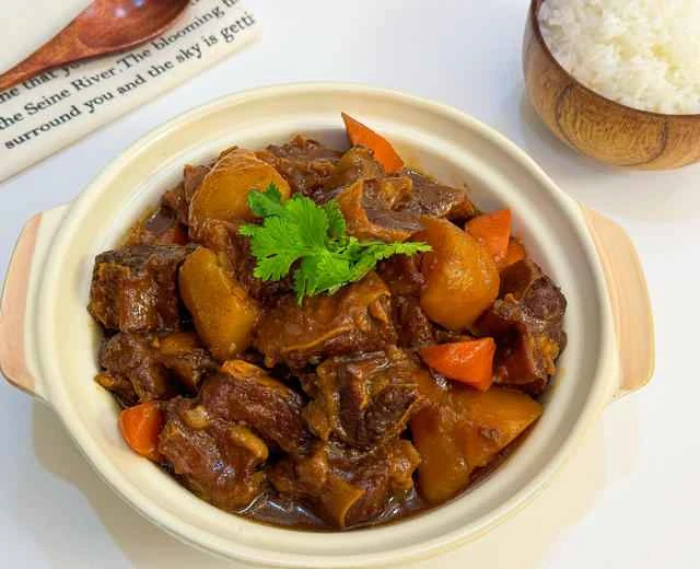 A foolproof and incredibly delicious braised beef recipe! 🔥 Soft and tender potatoes, rich and flavorful sauce.