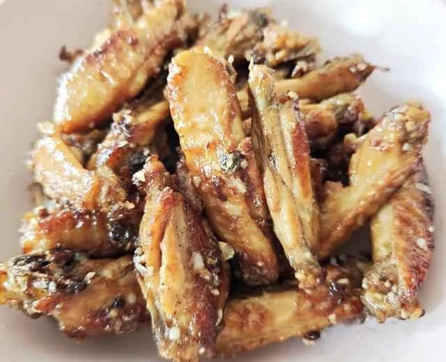 100 Home-Style Dishes: Garlic Chicken Wings Recipe