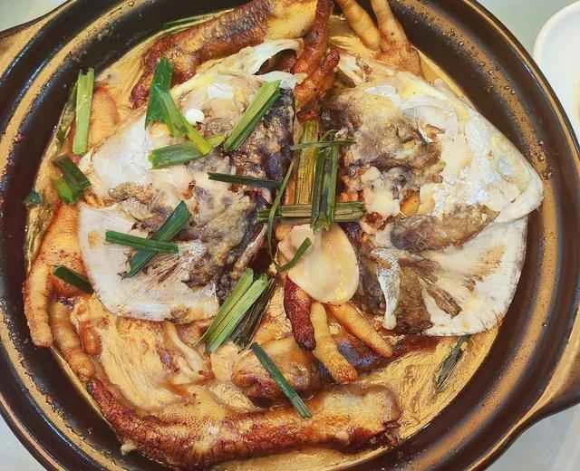 Delicious 😋 Home-style dish: "Clay Pot Fish Head Stew", with added fish claws and a few pieces of fish maw, the broth is thick and creamy.