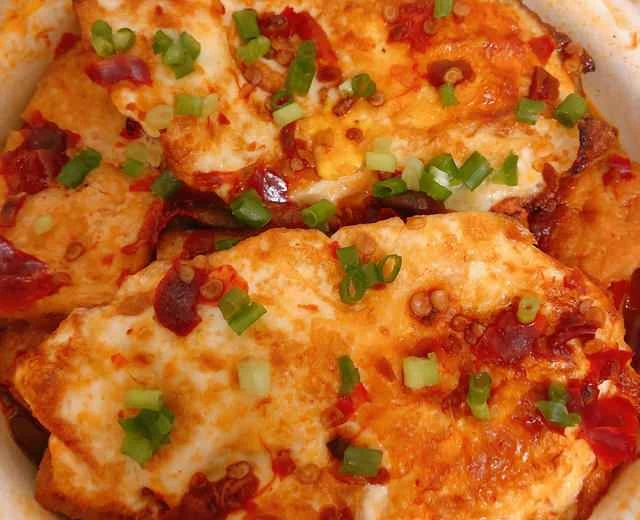 This is a simple home-style dish: cabbage, poached egg, and tofu casserole. It's so delicious with rice!