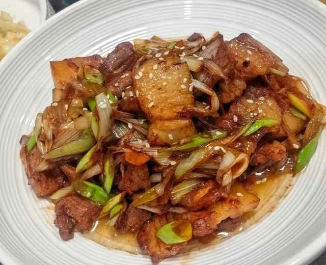 Quick and easy dish to eat with rice / Stir-fried pork belly with scallions recipe