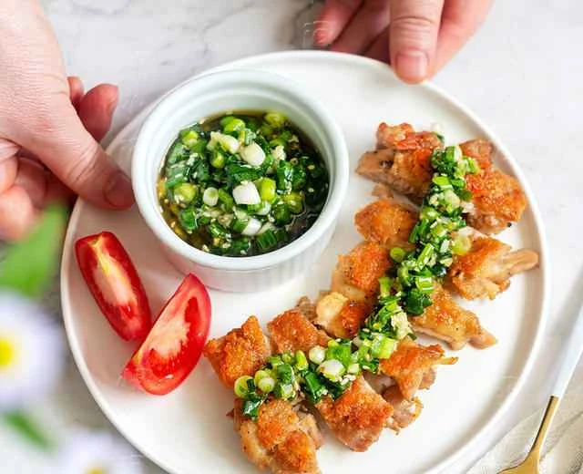 Save this scallion and salt sauce recipe; it tastes great with any meat! Scallion and Salt Sauce Chicken Thigh Cutlets | Crispy on the outside, tender on the inside, and bursting with scallion flavor.