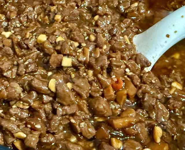 A classic beef and mushroom sauce recipe that will impress even the best chefs.