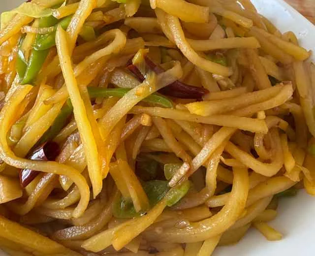 I love home-style cooking—a recipe for stir-fried shredded potatoes.