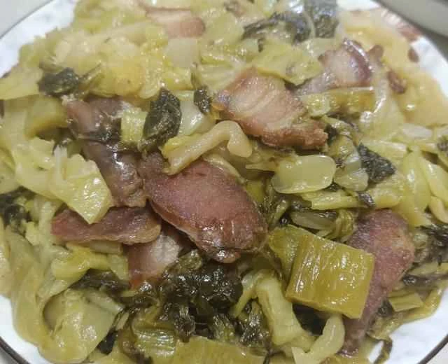 Stir-fried pickled cabbage with cured pork and sausage [Home-style dish]