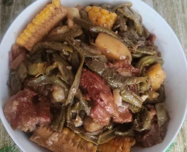 Simple and straightforward: green beans, corn, and pork ribs – a one-pot, easy-to-make farmhouse recipe.