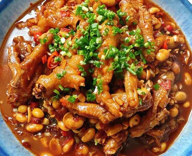 Recipe for braised chicken feet with soybeans that are soft, tender, and delicious