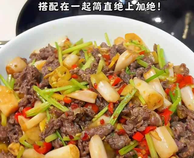 Recipe for stir-fried beef with pickled lotus root (a great dish to eat with rice)