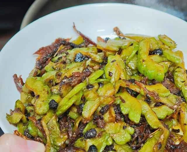 Classic Cantonese dish that goes perfectly with rice!! Recipe for stir-fried bitter melon with black bean dace