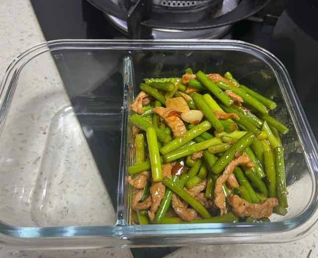 Stir-fried Garlic Sprouts with Shredded Pork - A Quick and Easy Home-Style Dish Recip