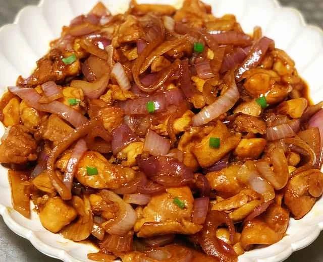 Stir-fried chicken with onions, a super simple and delicious home-style dish. Two large chicken drumsticks aren't enough; adults and children alike love it and always finish it all!