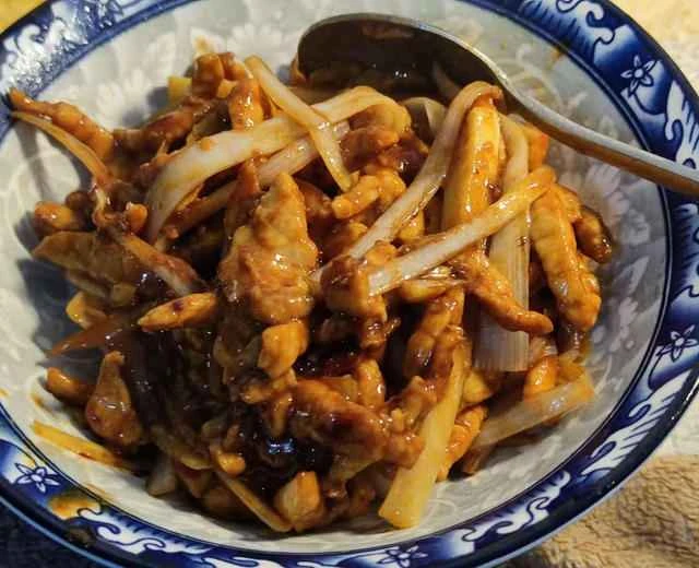 "Braised Shredded Pork with Scallions" - A popular and easy-to-make home-style dish that kids love.