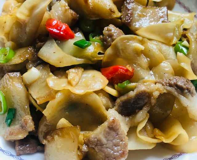 Home-style dish: Stir-fried pork with white fungus and wood ear mushrooms (very refreshing 😊)