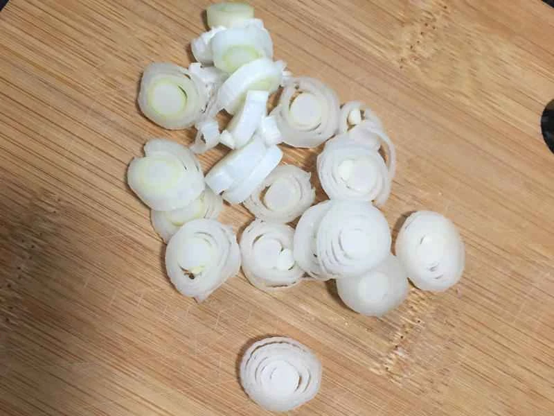 How to make pure milk hand-torn toast: Step 1