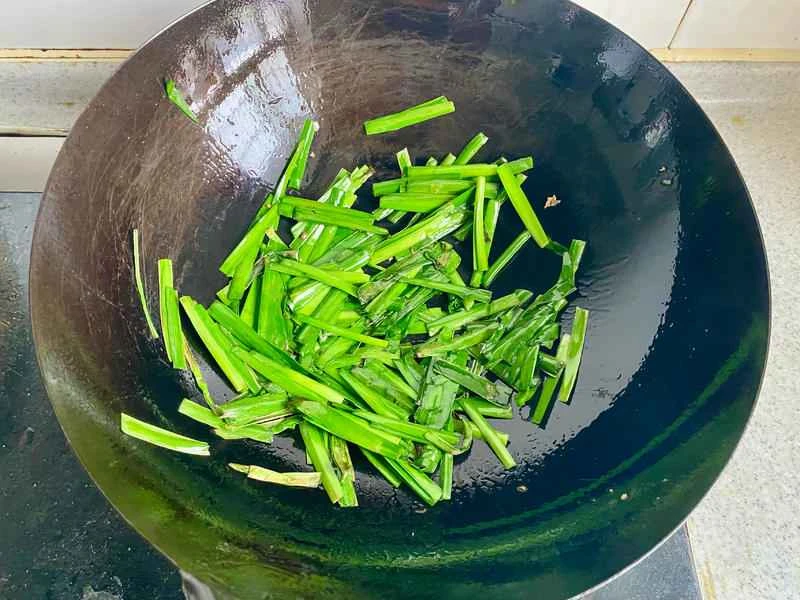 How to make pure milk hand-torn toast: Step 1