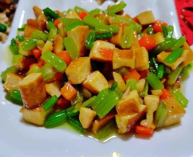 The recipe for "Stir-fried Celery and Dried Tofu" - a savory and delicious dish perfect with rice.