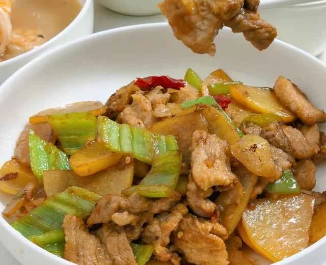 Home-style dish - Stir-fried pork belly with potatoes recipe
