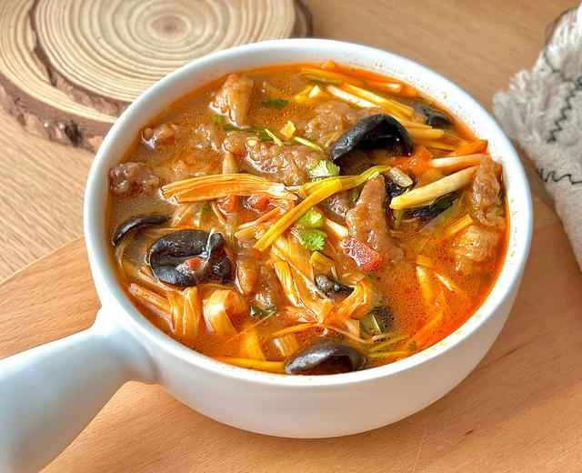 Henan-style Sour Soup with Crispy Pork | A home-style dish with a tangy and spicy flavor that awakens memories of Central China.