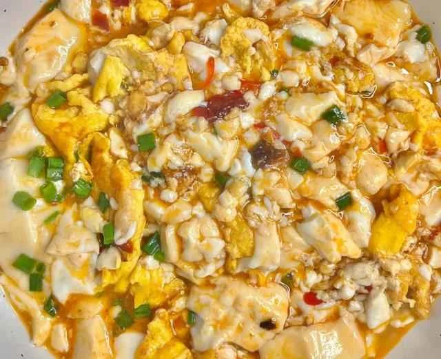 This egg-infused silken tofu is absolutely amazing! It's smooth, tender, and melts in your mouth, with a subtle egg flavor. Paired with your favorite seasonings, it's incredibly fragrant and delicious! Low in fat and high in protein, it's very filling, so ladies who are trying to lose weight should definitely give it a try!