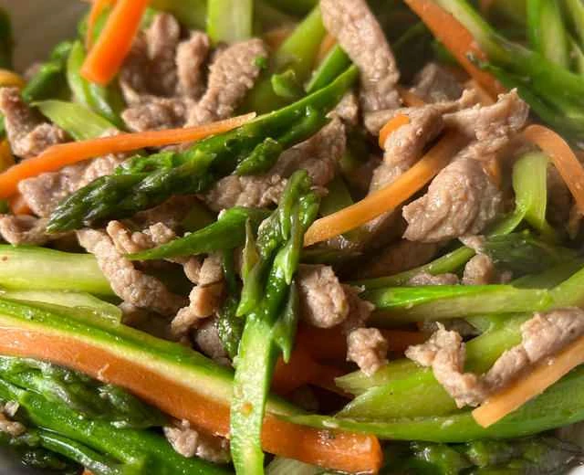 Simple home-style dish: Recipe for stir-fried asparagus, carrots, and shredded beef.
