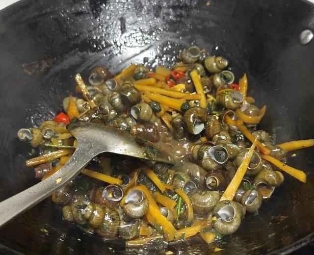 Recipe for stir-fried snails with pickled bamboo shoots