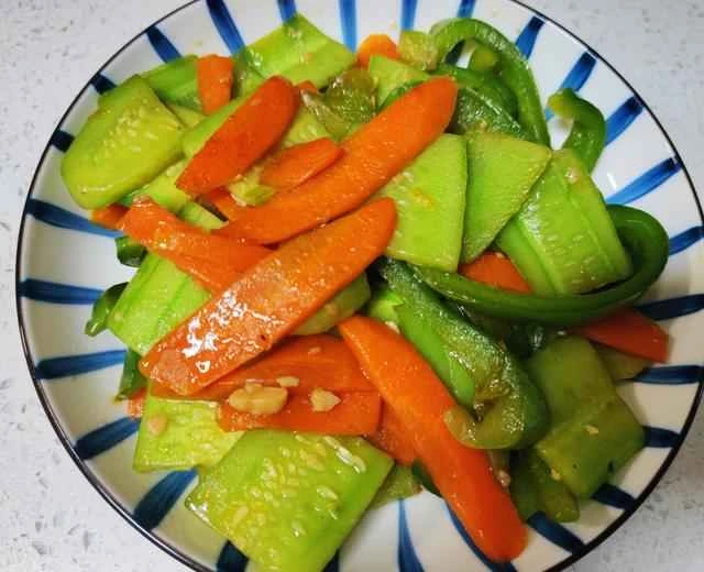 Stir-fried cucumber, carrot, and green bell pepper - a simple vegetarian dish recipe