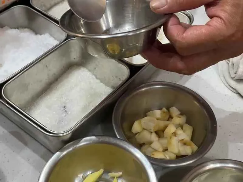 How to make pure milk hand-torn toast: Step 1