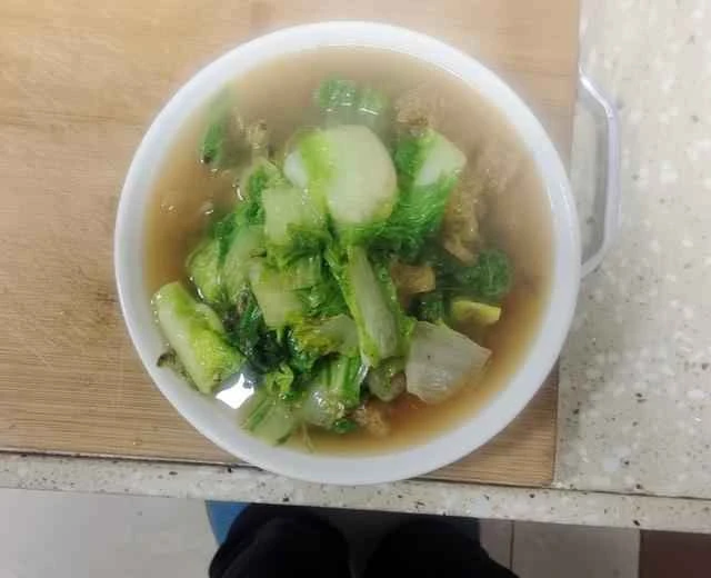 Recipe for stir-fried cabbage with pork skin