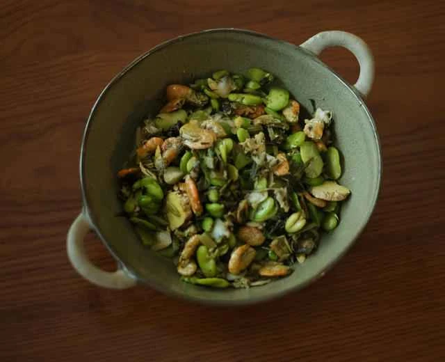 A Zhejiang-style spring dish: broad beans, pickled mustard greens, and white shrimp and clams having a meeting!