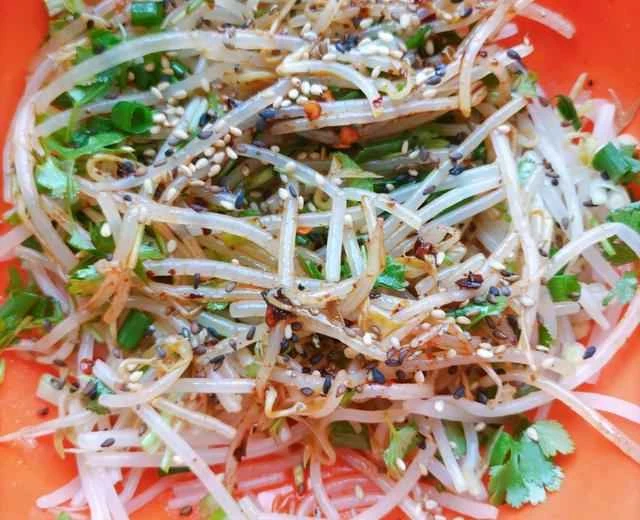 Recipe for Cold Bean Sprout Salad (a crisp and refreshing home-style cold dish)