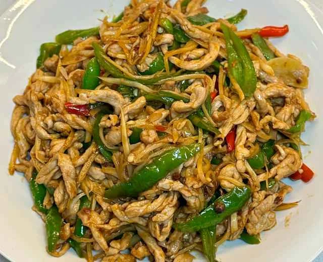 Spicy and delicious, this recipe for shredded pork with ginger is incredibly appetizing and goes perfectly with rice.