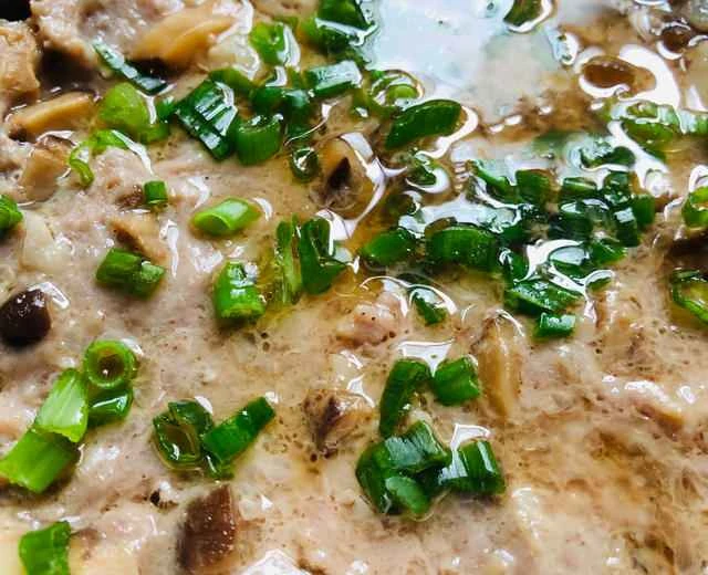 Home-style dish: Steamed minced meat with shiitake mushrooms and water chestnuts