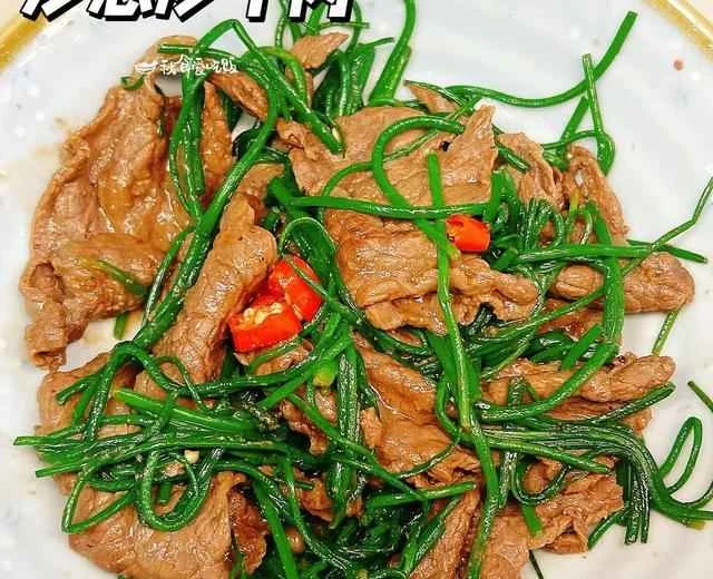 Stir-fried beef with sand onions: a delicious and appetizing dish ready in 15 minutes.