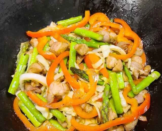 👩‍🍳Stir-fried pork shoulder with asparagus, bell peppers, and cabbage (home-style dish) recipe