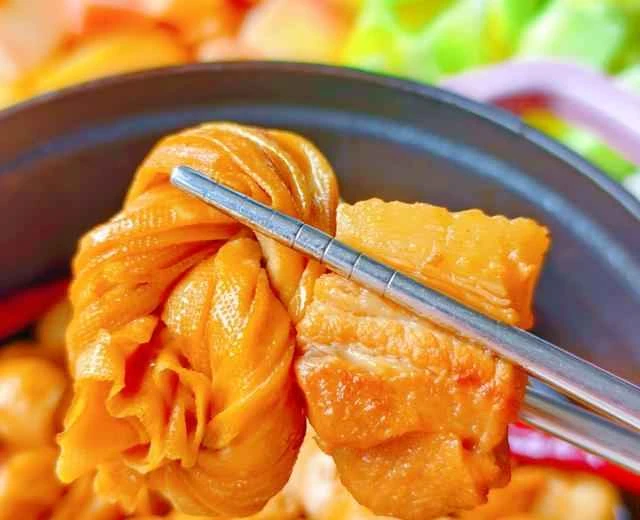 Braised Pork Belly with Tofu Knots [Cast Iron Pot Recipe - Easy to Make, No Cooking Skills Required]