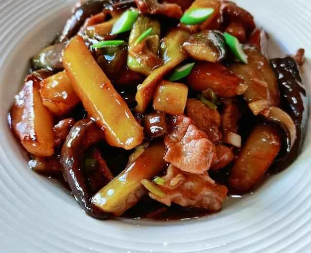 Rich and flavorful braised potatoes and eggplant in a dark sauce – a recipe I absolutely love!