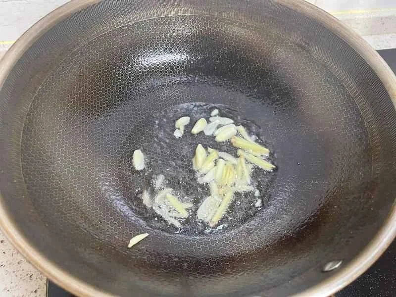 How to make pure milk hand-torn toast: Step 1