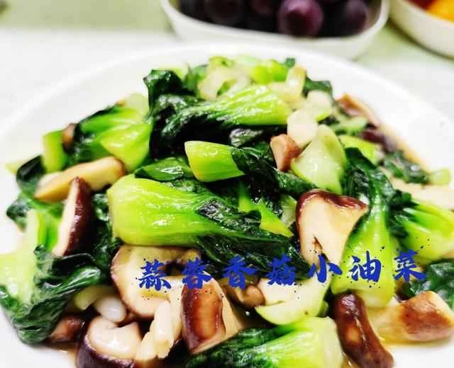 Recipes for a light and refreshing summer dish: Garlic and Mushroom Greens