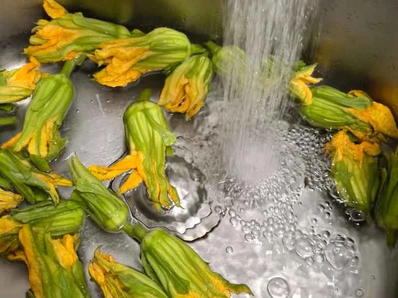 How to make pure milk hand-torn toast: Step 1