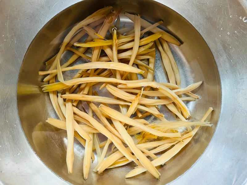 How to make pure milk hand-torn toast: Step 1