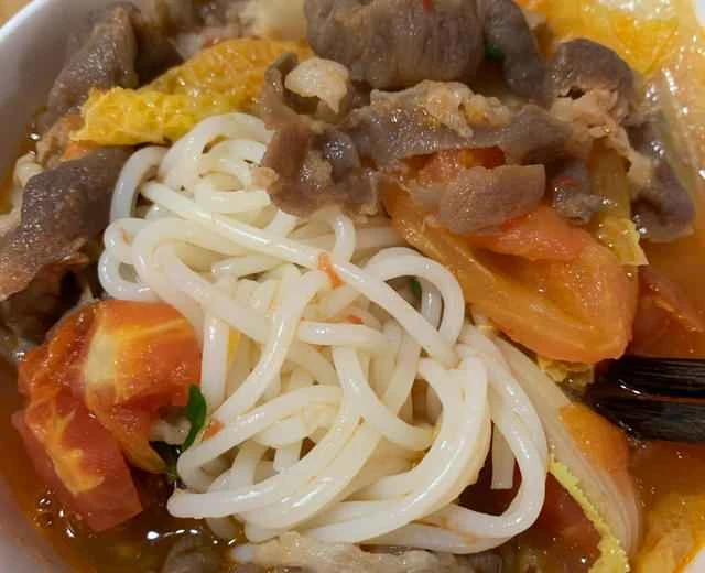 [Heartwarming Tomato, Lamb, and Baby Cabbage Rice Noodles] (Light and Delicious, Quick 15-Minute Recipe for the Whole Family)